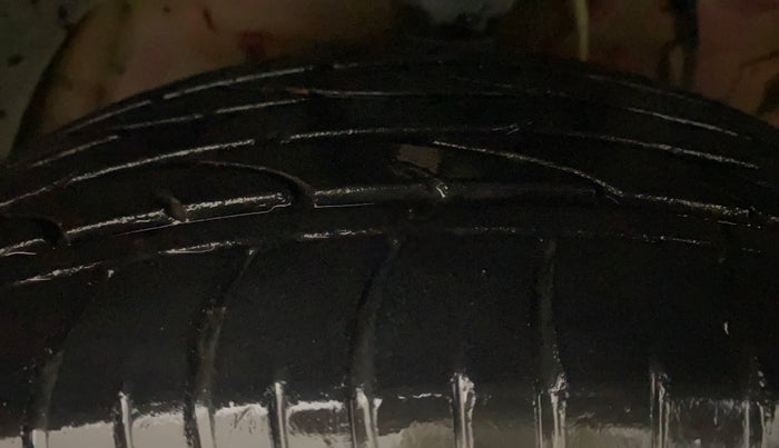 2021 Mahindra XUV300 W6 1.2 PETROL AMT, Petrol, Automatic, 47,970 km, Right Front Tyre Tread