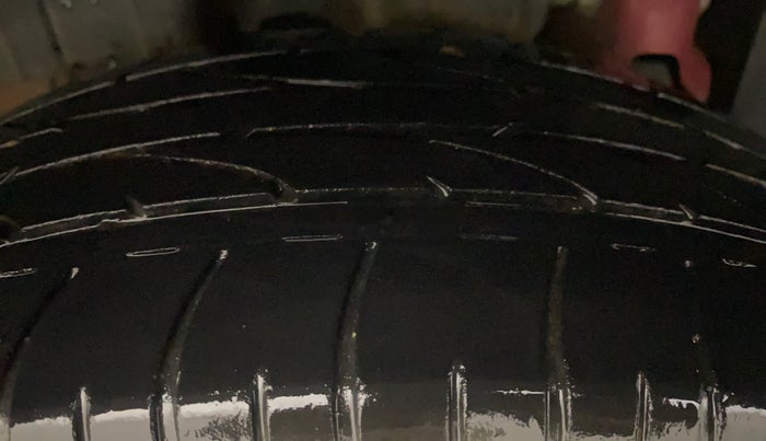 2021 Mahindra XUV300 W6 1.2 PETROL AMT, Petrol, Automatic, 47,970 km, Right Rear Tyre Tread