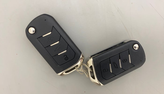 2021 Mahindra XUV300 W6 1.2 PETROL AMT, Petrol, Automatic, 47,970 km, Key Close Up