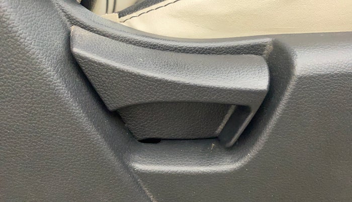 2021 Mahindra XUV300 W6 1.2 PETROL AMT, Petrol, Automatic, 47,970 km, Driver Side Adjustment Panel