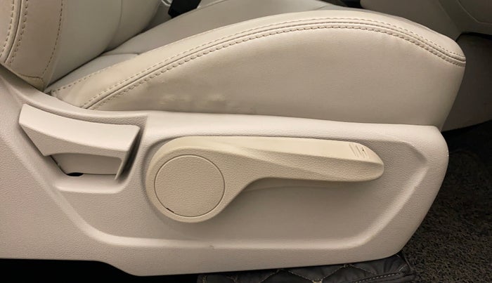 2021 Mahindra XUV300 W8 (O) 1.2 PETROL AMT, Petrol, Automatic, 9,759 km, Driver Side Adjustment Panel