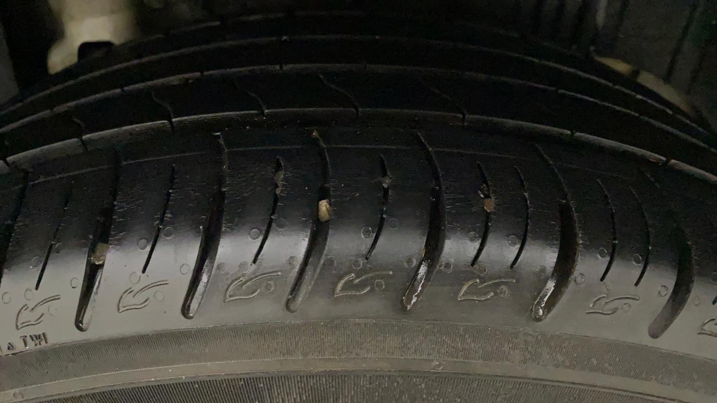 2021 Mahindra XUV300 W8 (O) 1.2 PETROL AMT, Petrol, Automatic, 9,759 km, Left Rear Tyre Tread