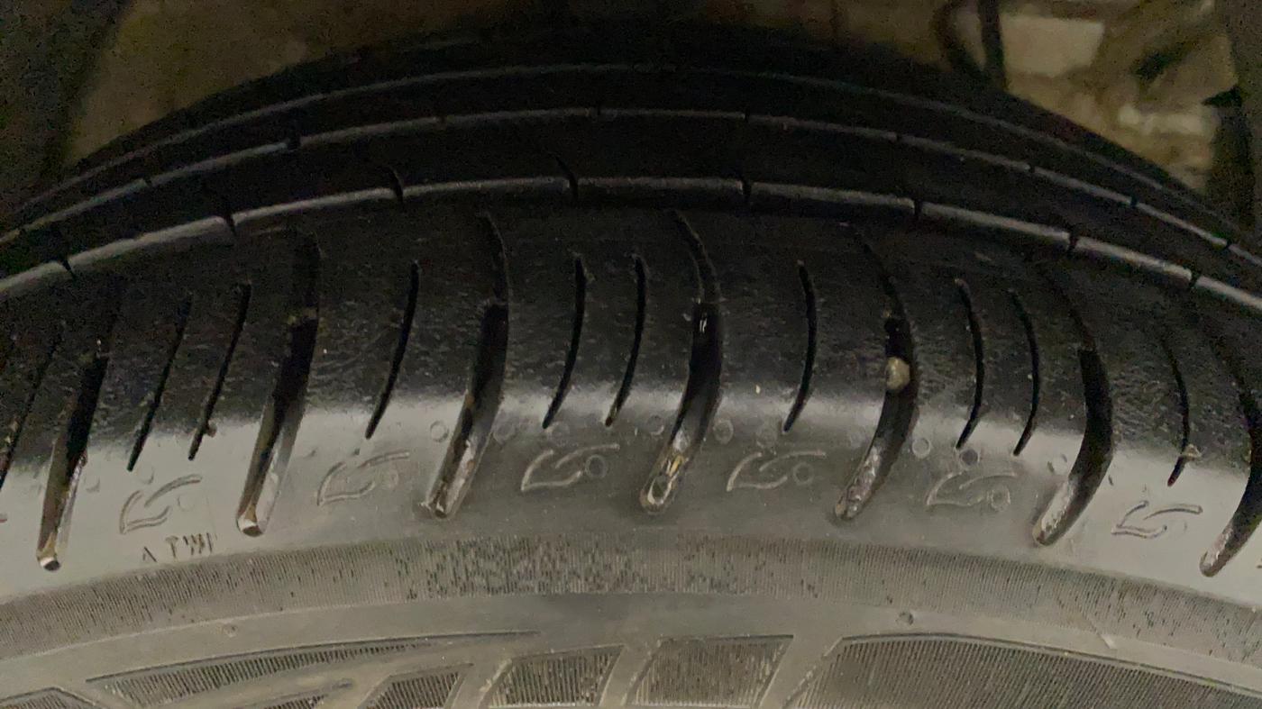 2021 Mahindra XUV300 W8 (O) 1.2 PETROL AMT, Petrol, Automatic, 9,759 km, Right Front Tyre Tread