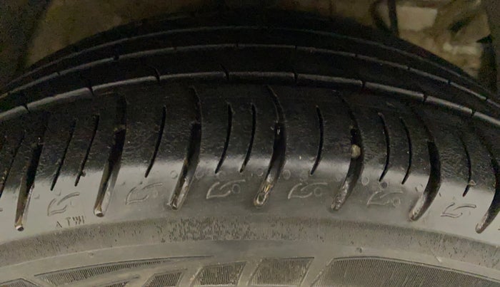 2021 Mahindra XUV300 W8 (O) 1.2 PETROL AMT, Petrol, Automatic, 9,759 km, Right Front Tyre Tread