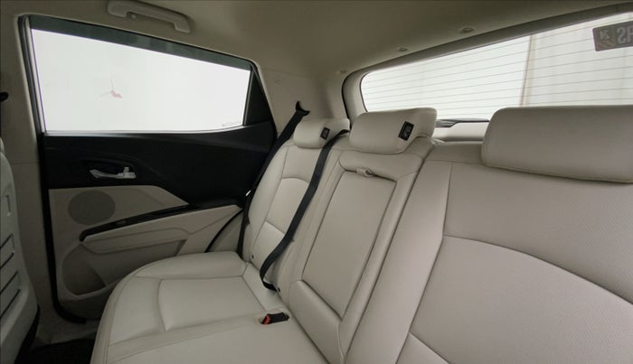 2021 Mahindra XUV300 W8 (O) 1.2 PETROL AMT, Petrol, Automatic, 9,759 km, Right Side Rear Door Cabin