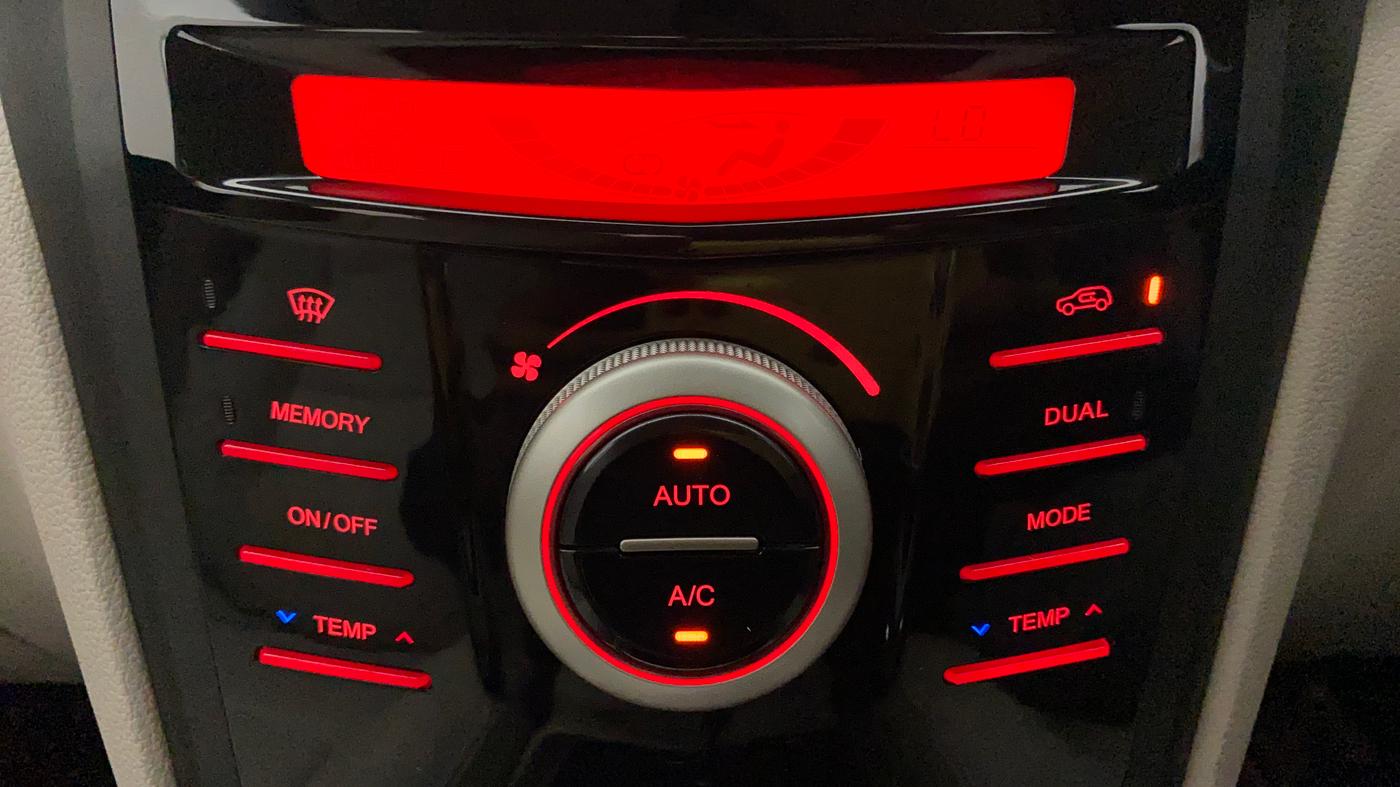 2021 Mahindra XUV300 W8 (O) 1.2 PETROL AMT, Petrol, Automatic, 9,759 km, Automatic Climate Control