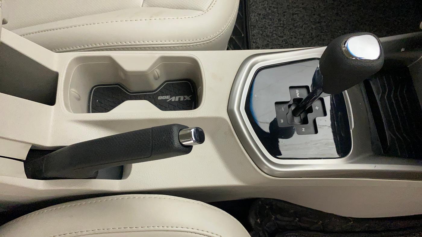 2021 Mahindra XUV300 W8 (O) 1.2 PETROL AMT, Petrol, Automatic, 9,759 km, Gear Lever