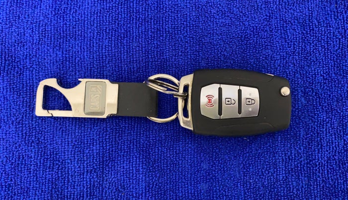 2021 Mahindra XUV300 W8 (O) 1.2 PETROL AMT, Petrol, Automatic, 9,759 km, Key Close Up