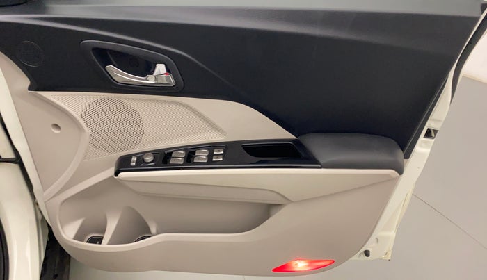 2021 Mahindra XUV300 W8 (O) 1.2 PETROL AMT, Petrol, Automatic, 9,759 km, Driver Side Door Panels Control