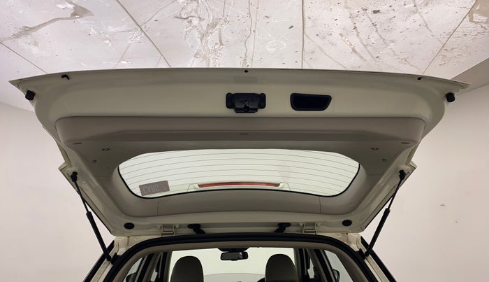 2021 Mahindra XUV300 W8 (O) 1.2 PETROL AMT, Petrol, Automatic, 9,759 km, Boot Door Open