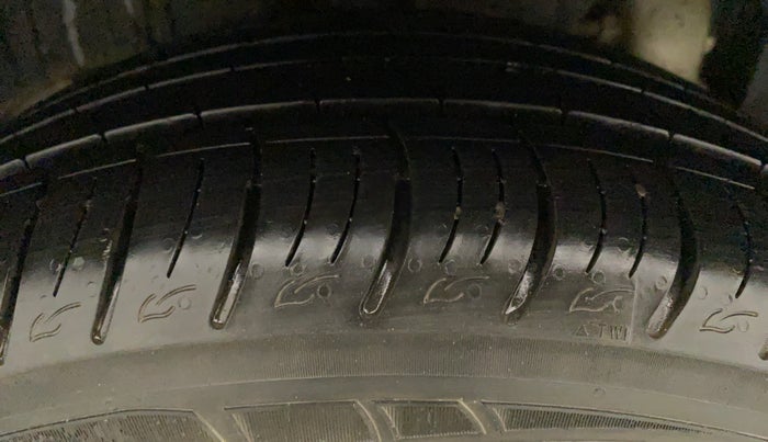 2021 Mahindra XUV300 W8 (O) 1.2 PETROL AMT, Petrol, Automatic, 9,759 km, Right Rear Tyre Tread