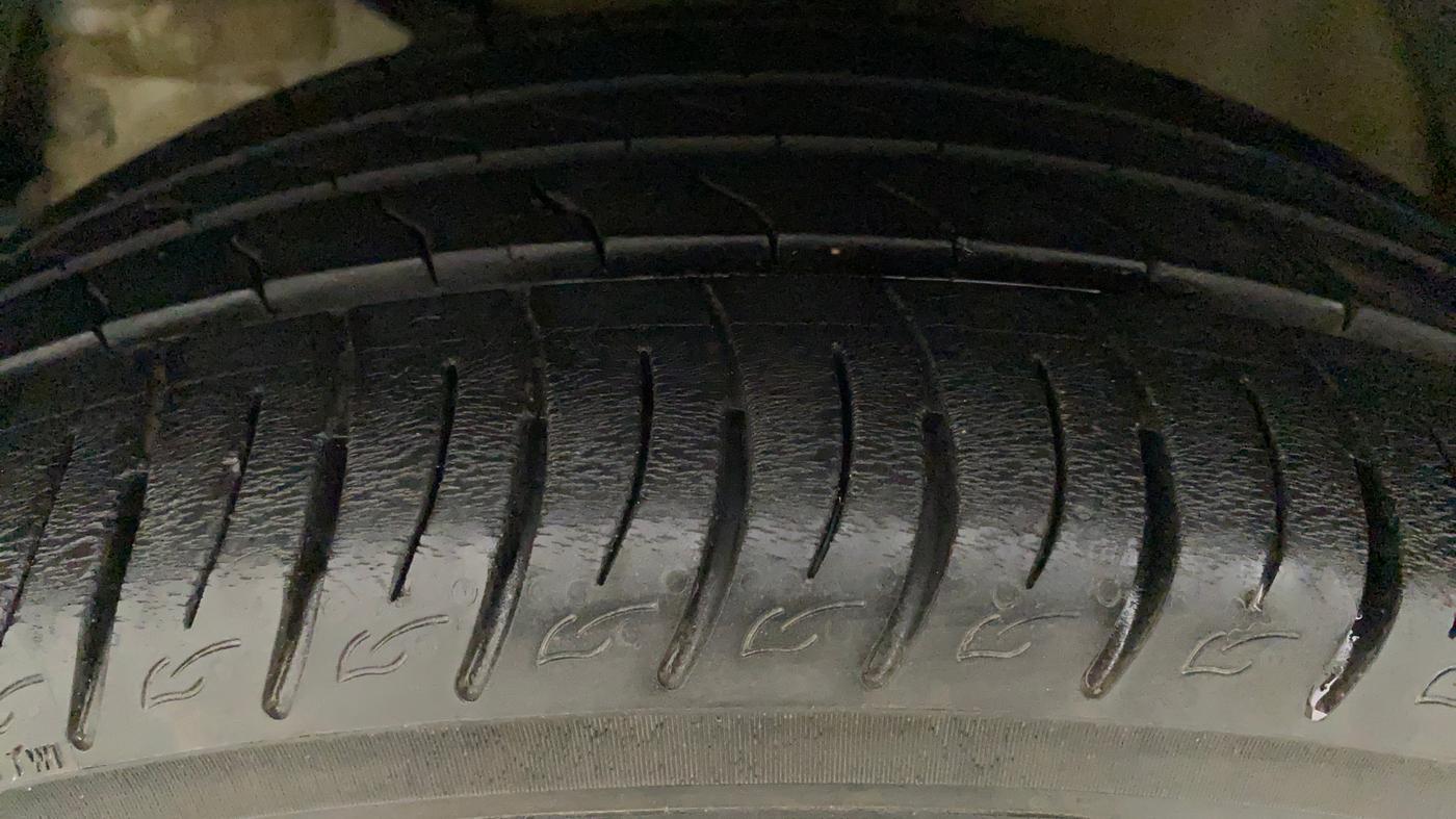 2021 Mahindra XUV300 W8 (O) 1.2 PETROL AMT, Petrol, Automatic, 9,759 km, Left Front Tyre Tread