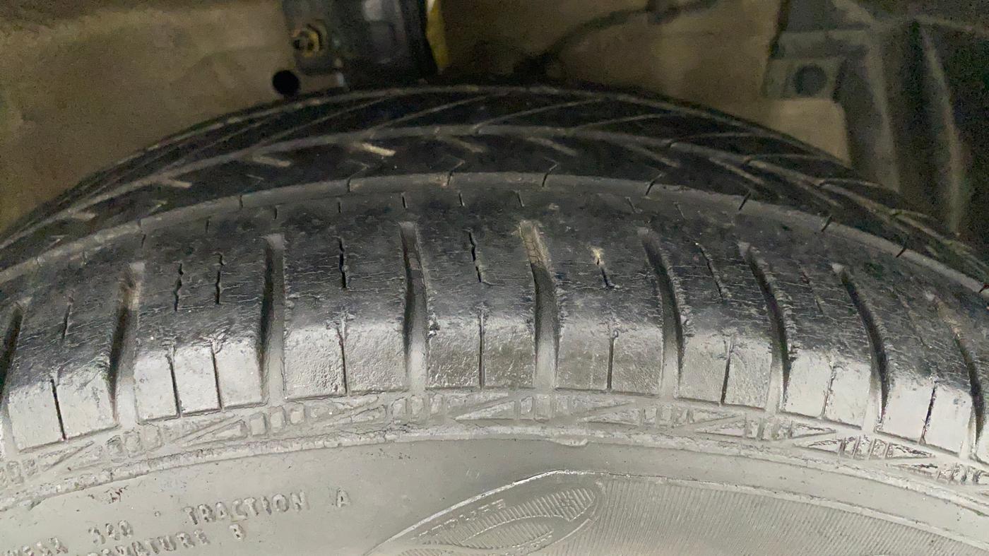 2012 Maruti Ertiga ZXI, Petrol, Manual, 42,509 km, Right Front Tyre Tread