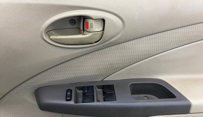 2014 Toyota Etios Liva G, Petrol, Manual, 69,429 km, Driver Side Door Panels Control