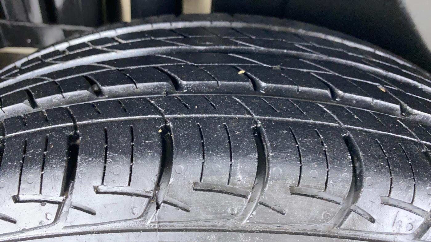 2012 Maruti Swift ZXI D, Petrol, Manual, 12,761 km, Right Rear Tyre Tread