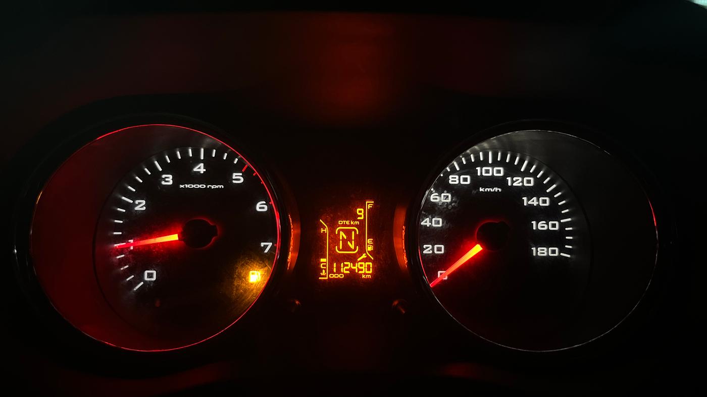 2017 Mahindra TUV300 T8 DUAL TONE, Diesel, Manual, 1,12,490 km, Odometer Image