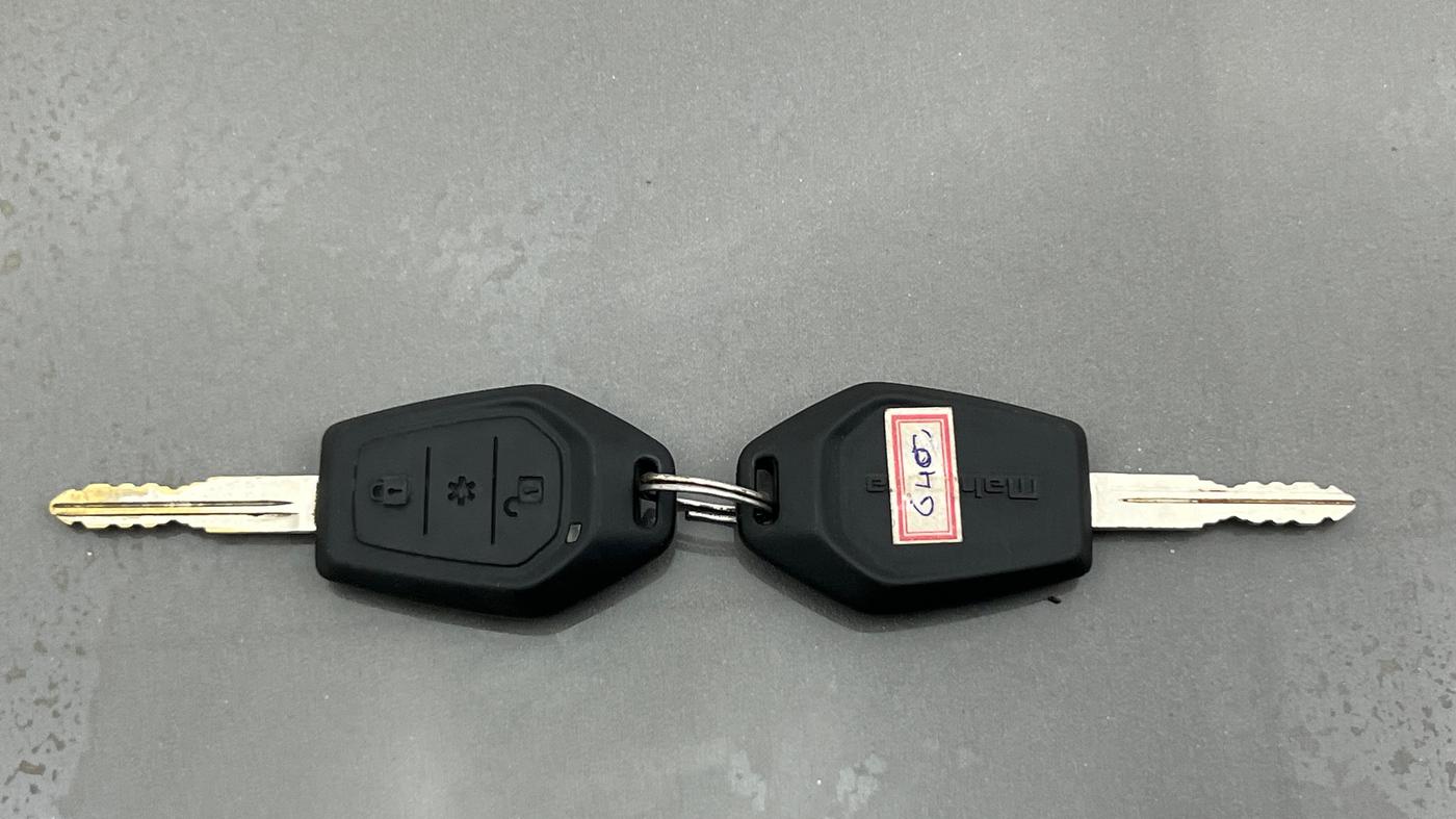 2017 Mahindra TUV300 T8 DUAL TONE, Diesel, Manual, 1,12,490 km, Key Close Up