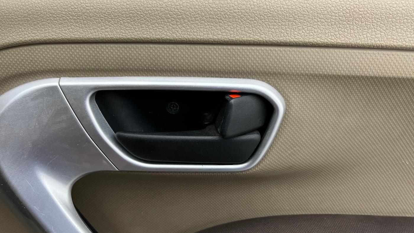 2017 Mahindra TUV300 T8 DUAL TONE, Diesel, Manual, 1,12,490 km, Driver Side Door Panels Control