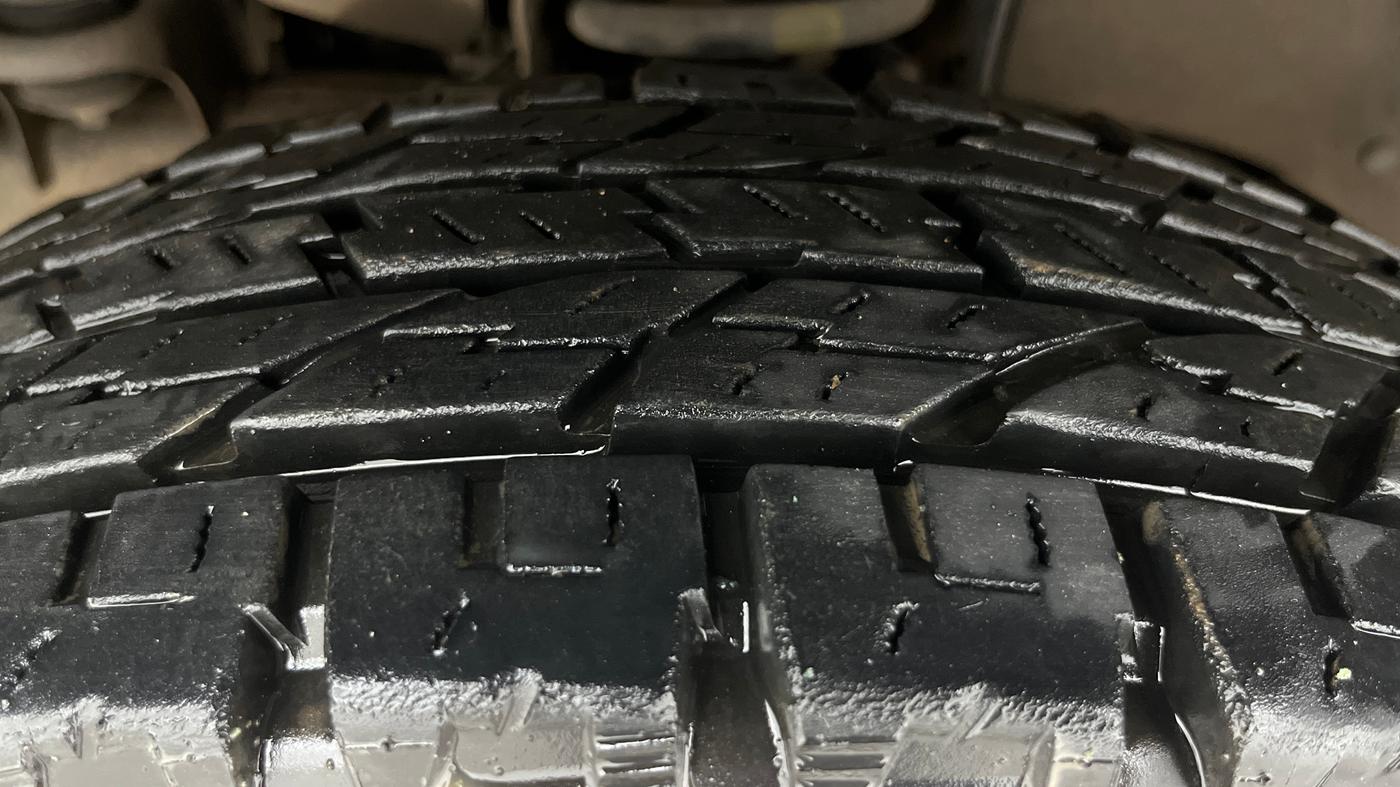 2017 Mahindra TUV300 T8 DUAL TONE, Diesel, Manual, 1,12,490 km, Left Front Tyre Tread