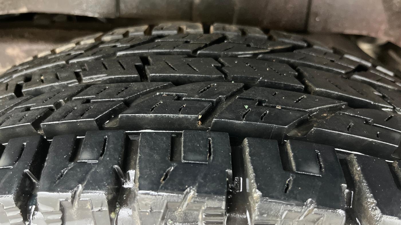 2017 Mahindra TUV300 T8 DUAL TONE, Diesel, Manual, 1,12,490 km, Left Rear Tyre Tread