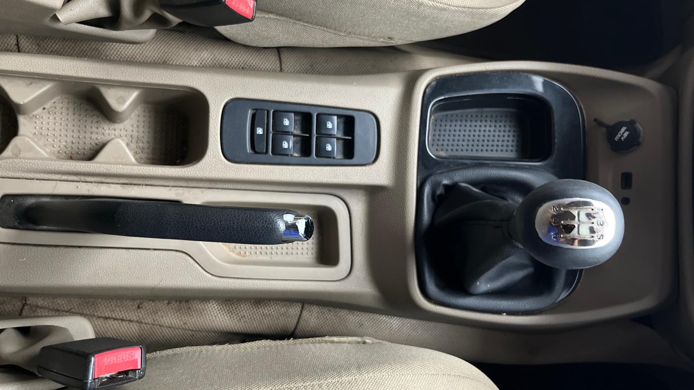 2017 Mahindra TUV300 T8 DUAL TONE, Diesel, Manual, 1,12,490 km, Gear Lever