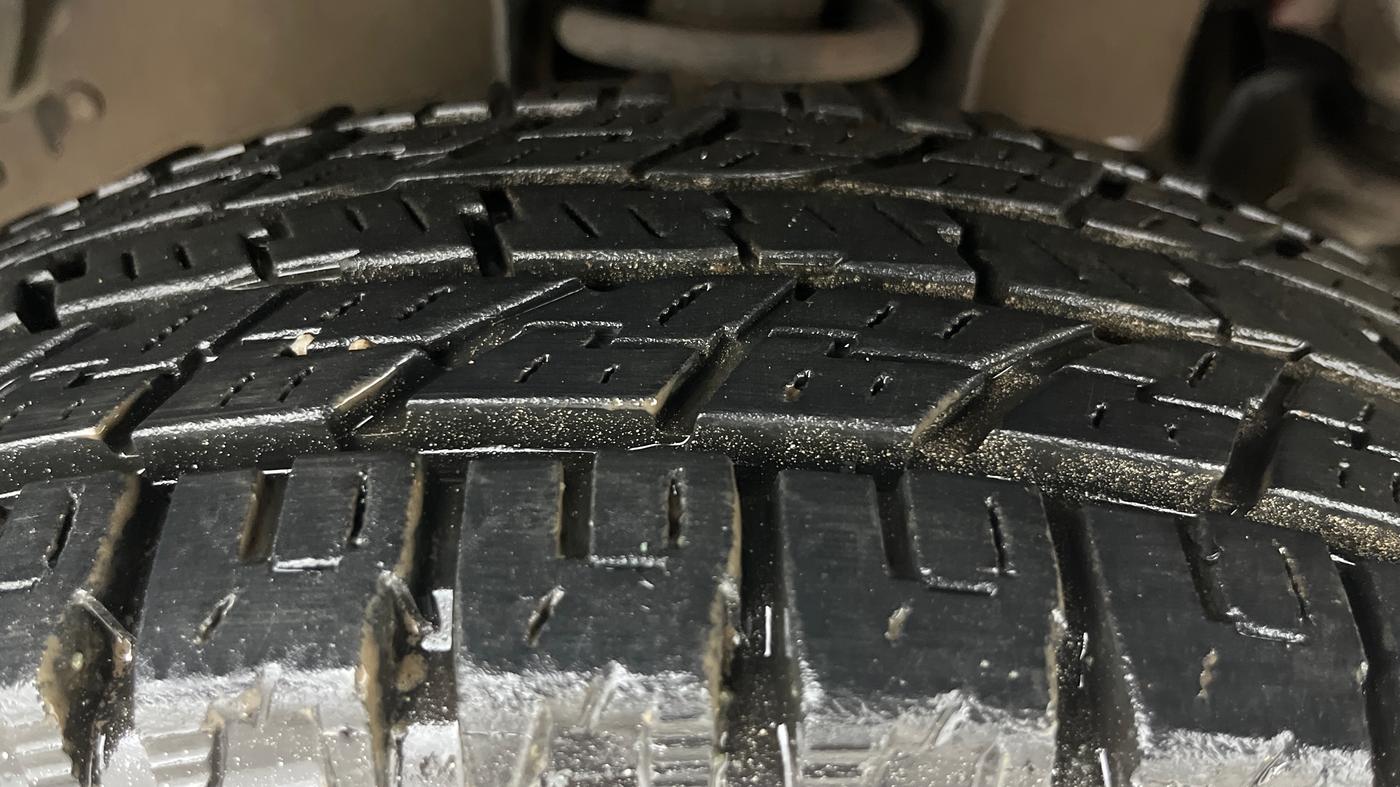 2017 Mahindra TUV300 T8 DUAL TONE, Diesel, Manual, 1,12,490 km, Right Front Tyre Tread