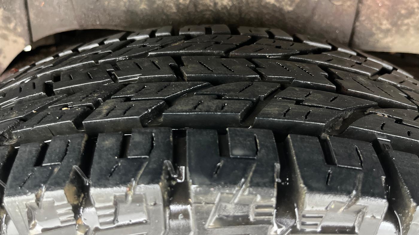 2017 Mahindra TUV300 T8 DUAL TONE, Diesel, Manual, 1,12,490 km, Right Rear Tyre Tread