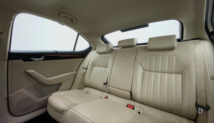 2016 Skoda Superb 1.8 TSI LK AT, Petrol, Automatic, 24,103 km, Right Side Rear Door Cabin