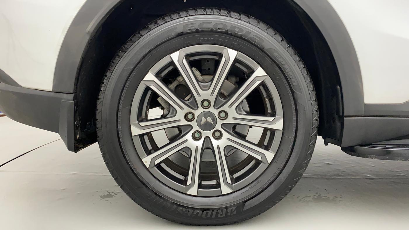 2022 Mahindra XUV700 AX 7 LUXURY D AWD AT 7 STR, Diesel, Automatic, 4,418 km, Right Rear Wheel