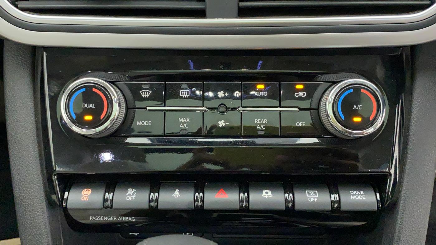 2022 Mahindra XUV700 AX 7 LUXURY D AWD AT 7 STR, Diesel, Automatic, 4,418 km, Automatic Climate Control