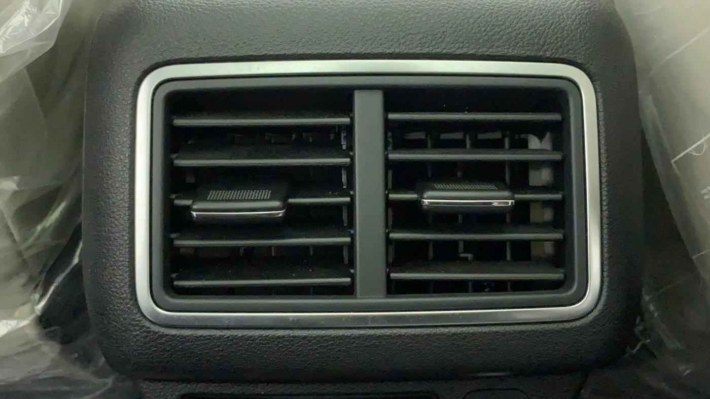 2022 Mahindra XUV700 AX 7 LUXURY D AWD AT 7 STR, Diesel, Automatic, 4,418 km, Rear AC Vents