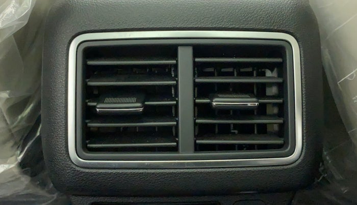 2022 Mahindra XUV700 AX 7 LUXURY D AWD AT 7 STR, Diesel, Automatic, 4,418 km, Rear AC Vents