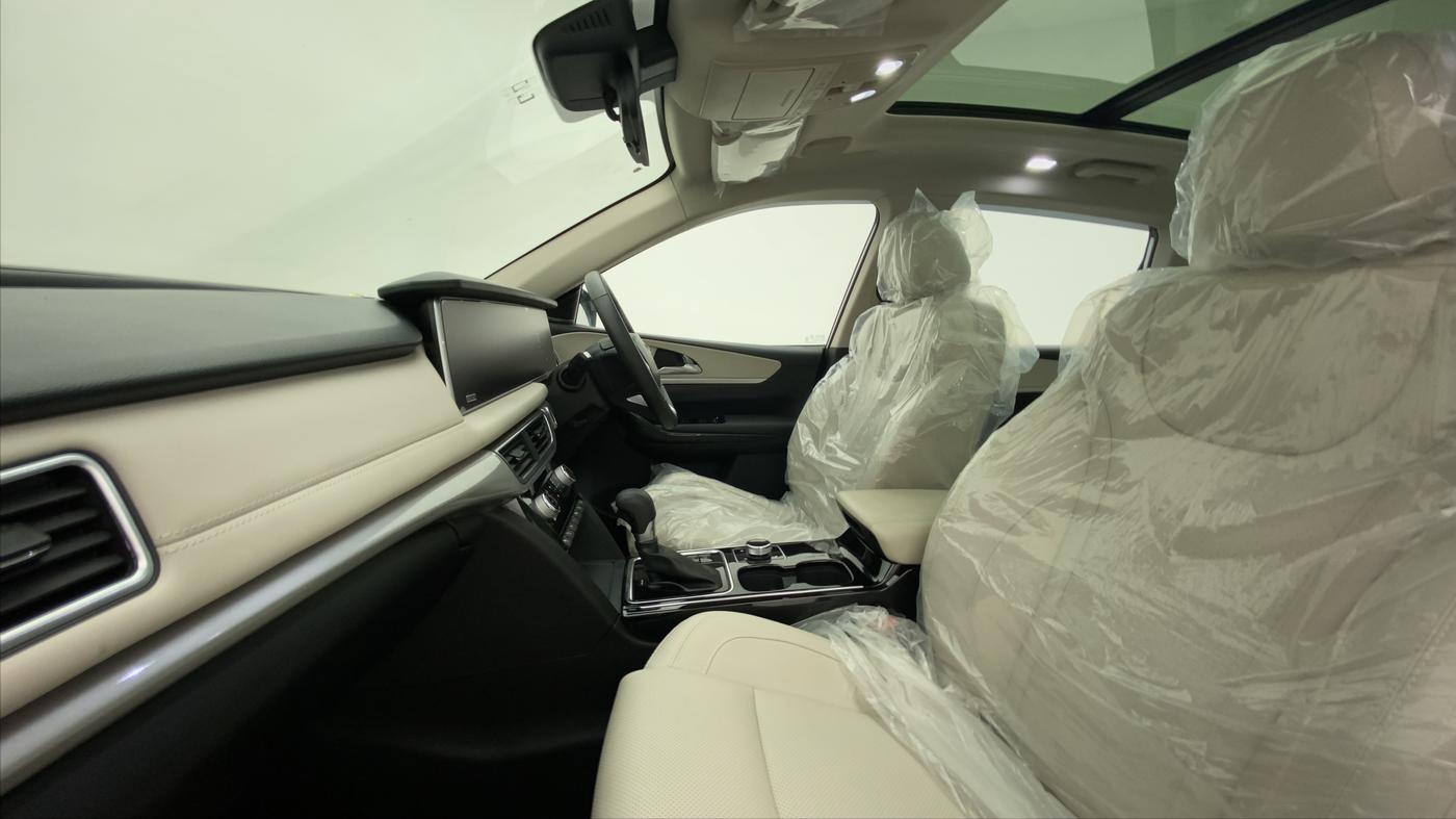 2022 Mahindra XUV700 AX 7 LUXURY D AWD AT 7 STR, Diesel, Automatic, 4,418 km, Right Side Front Door Cabin