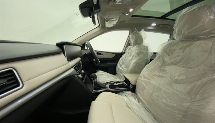 2022 Mahindra XUV700 AX 7 LUXURY D AWD AT 7 STR, Diesel, Automatic, 4,418 km, Right Side Front Door Cabin