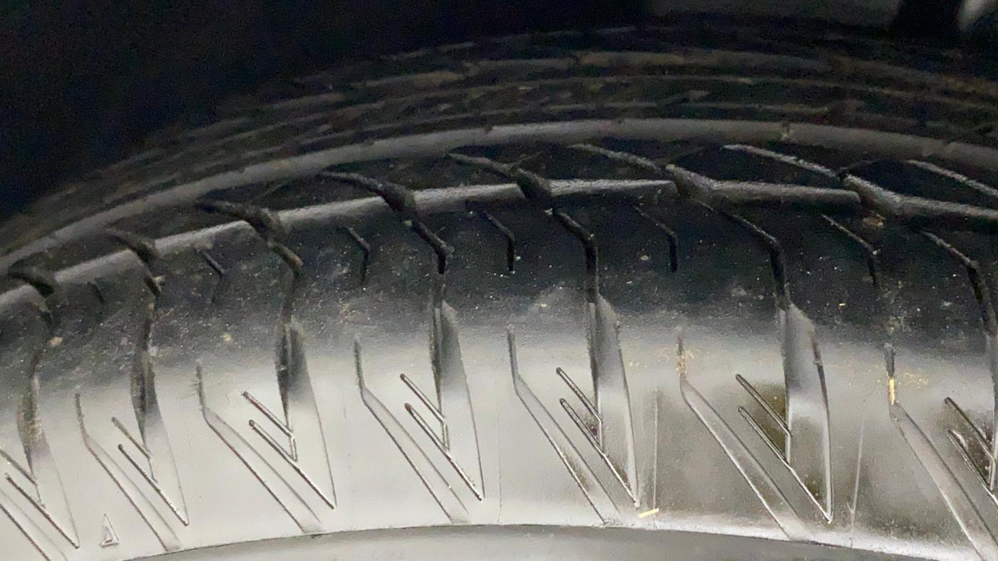 2022 Mahindra XUV700 AX 7 LUXURY D AWD AT 7 STR, Diesel, Automatic, 4,418 km, Left Front Tyre Tread