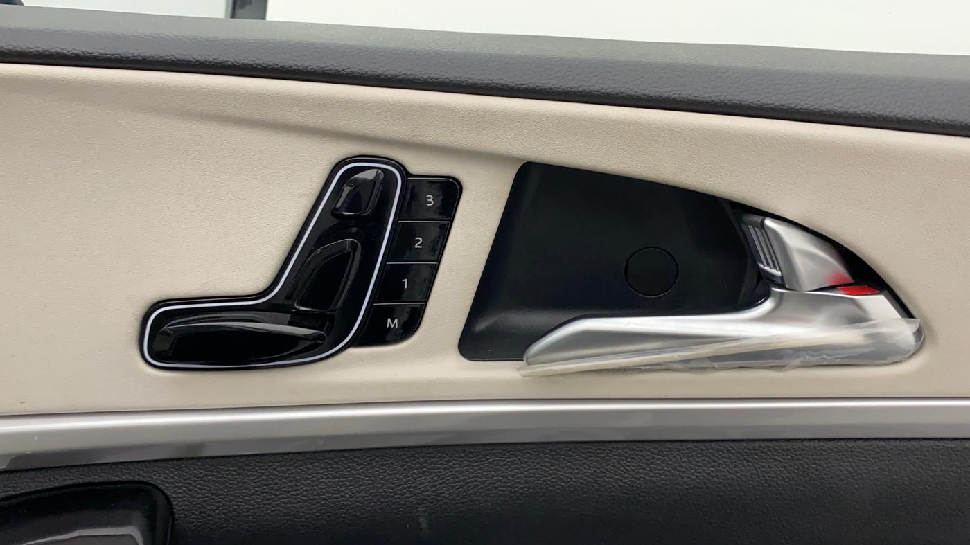2022 Mahindra XUV700 AX 7 LUXURY D AWD AT 7 STR, Diesel, Automatic, 4,418 km, Driver Side Adjustment Panel