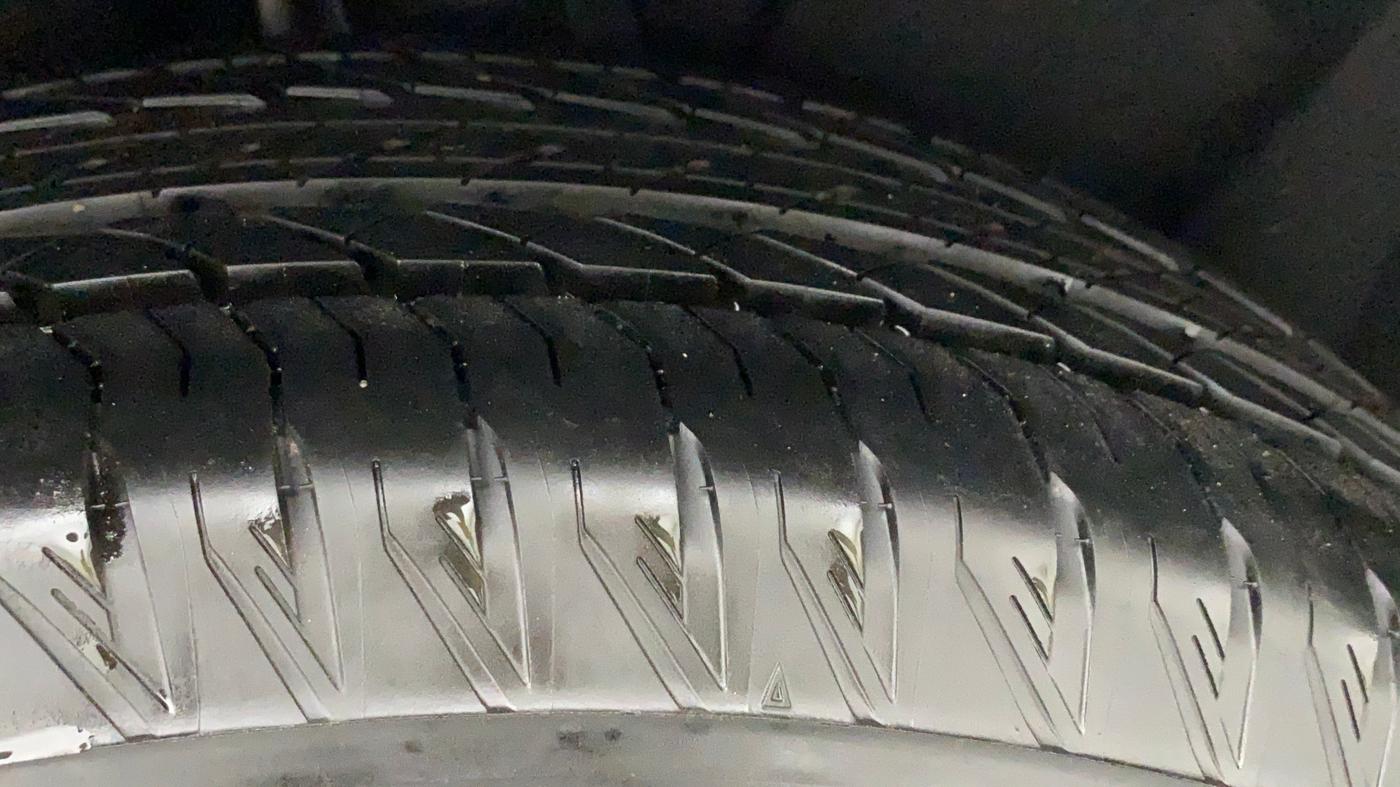 2022 Mahindra XUV700 AX 7 LUXURY D AWD AT 7 STR, Diesel, Automatic, 4,418 km, Left Rear Tyre Tread