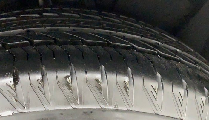 2022 Mahindra XUV700 AX 7 LUXURY D AWD AT 7 STR, Diesel, Automatic, 4,418 km, Left Rear Tyre Tread