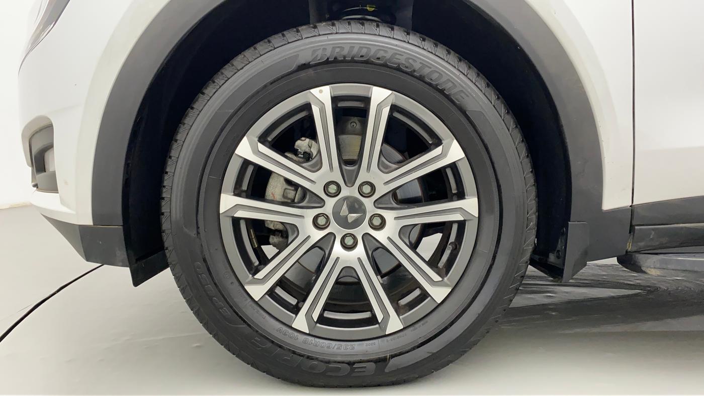 2022 Mahindra XUV700 AX 7 LUXURY D AWD AT 7 STR, Diesel, Automatic, 4,418 km, Left Front Wheel