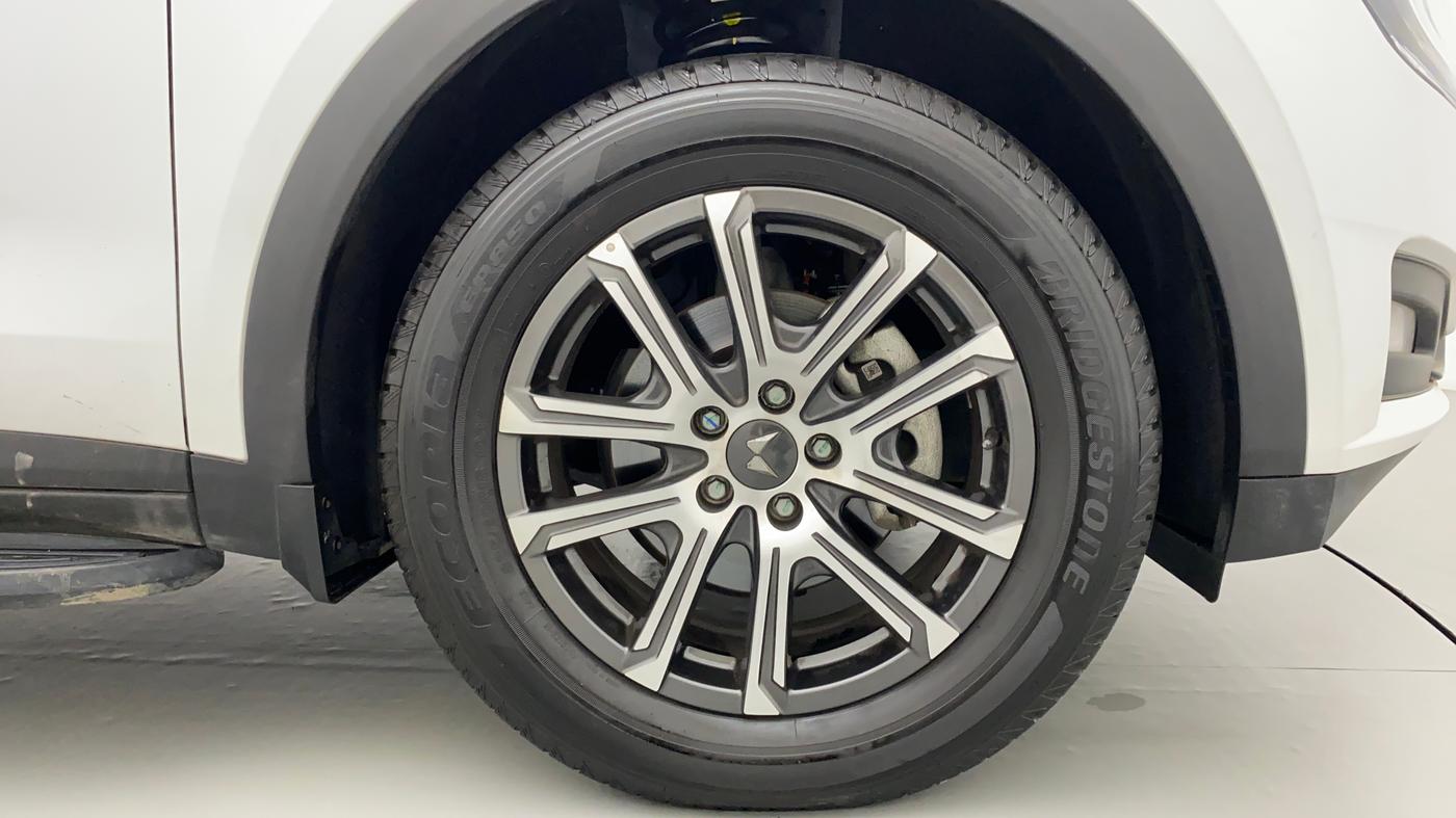 2022 Mahindra XUV700 AX 7 LUXURY D AWD AT 7 STR, Diesel, Automatic, 4,418 km, Right Front Wheel