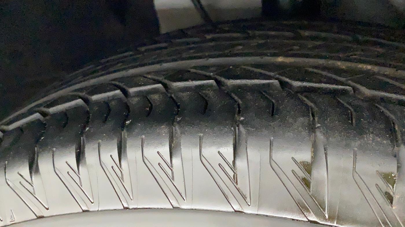 2022 Mahindra XUV700 AX 7 LUXURY D AWD AT 7 STR, Diesel, Automatic, 4,418 km, Right Front Tyre Tread