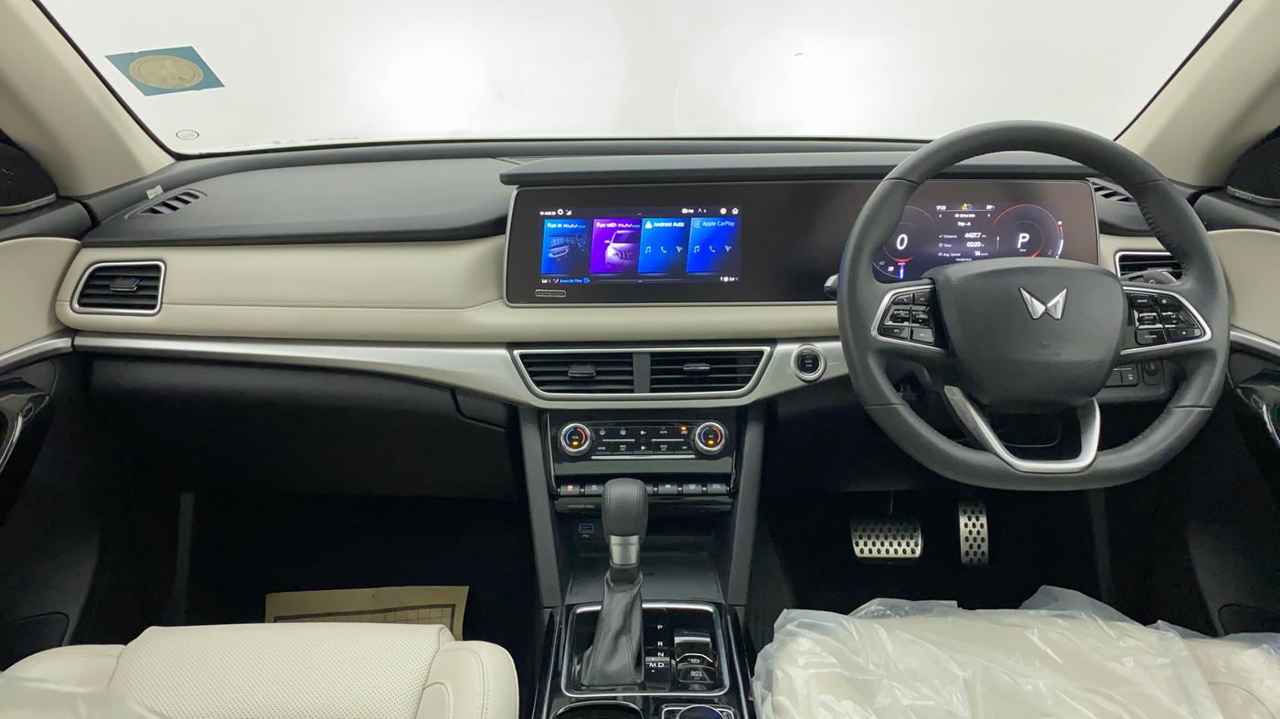 2022 Mahindra XUV700 AX 7 LUXURY D AWD AT 7 STR, Diesel, Automatic, 4,418 km, Dashboard