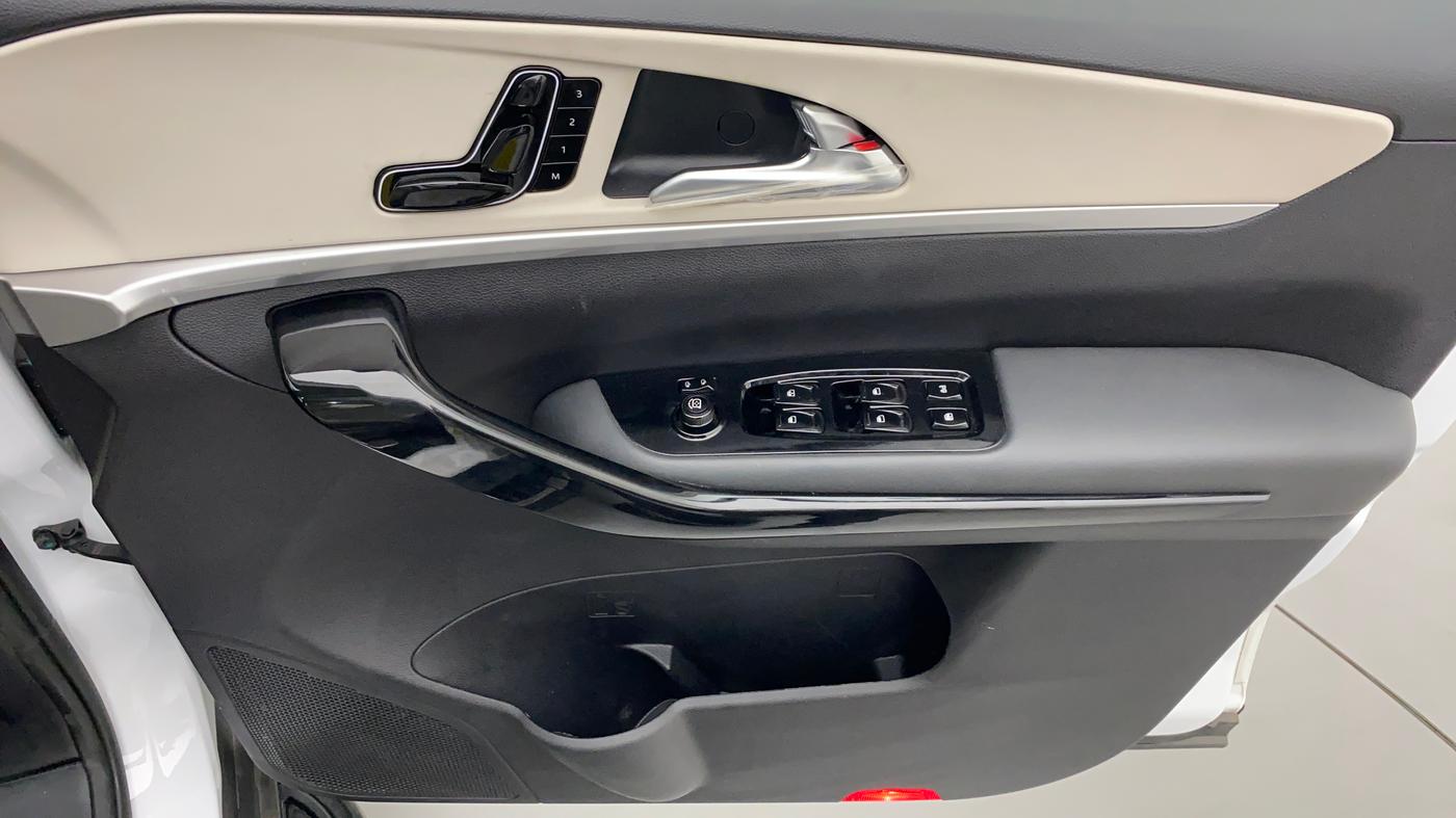 2022 Mahindra XUV700 AX 7 LUXURY D AWD AT 7 STR, Diesel, Automatic, 4,418 km, Driver Side Door Panels Control