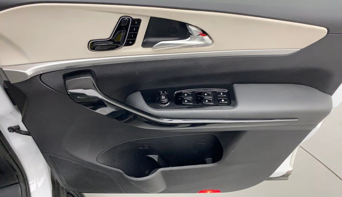2022 Mahindra XUV700 AX 7 LUXURY D AWD AT 7 STR, Diesel, Automatic, 4,418 km, Driver Side Door Panels Control