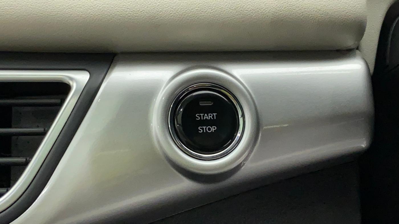 2022 Mahindra XUV700 AX 7 LUXURY D AWD AT 7 STR, Diesel, Automatic, 4,418 km, Keyless Start/ Stop Button