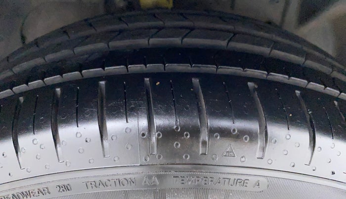 2013 Ford Ecosport 1.5TITANIUM TDCI, Diesel, Manual, 1,06,815 km, Right Front Tyre Tread