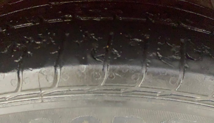 2017 Hyundai Grand i10 SPORTZ (O) AT 1.2 KAPPA VTVT, Petrol, Automatic, 96,928 km, Right Front Tyre Tread