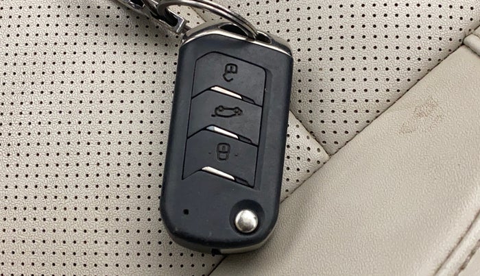 2023 Mahindra XUV700 AX 7 D AT 7 STR, Diesel, Automatic, 87,623 km, Key Close Up