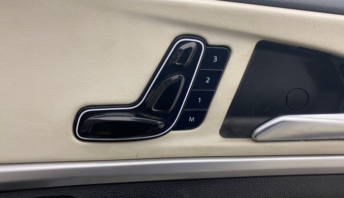 2023 Mahindra XUV700 AX 7 D AT 7 STR, Diesel, Automatic, 87,623 km, Driver Side Adjustment Panel