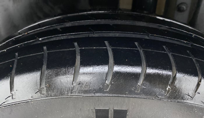 2014 Maruti Swift VXI D, Petrol, Manual, 65,543 km, Left Rear Tyre Tread